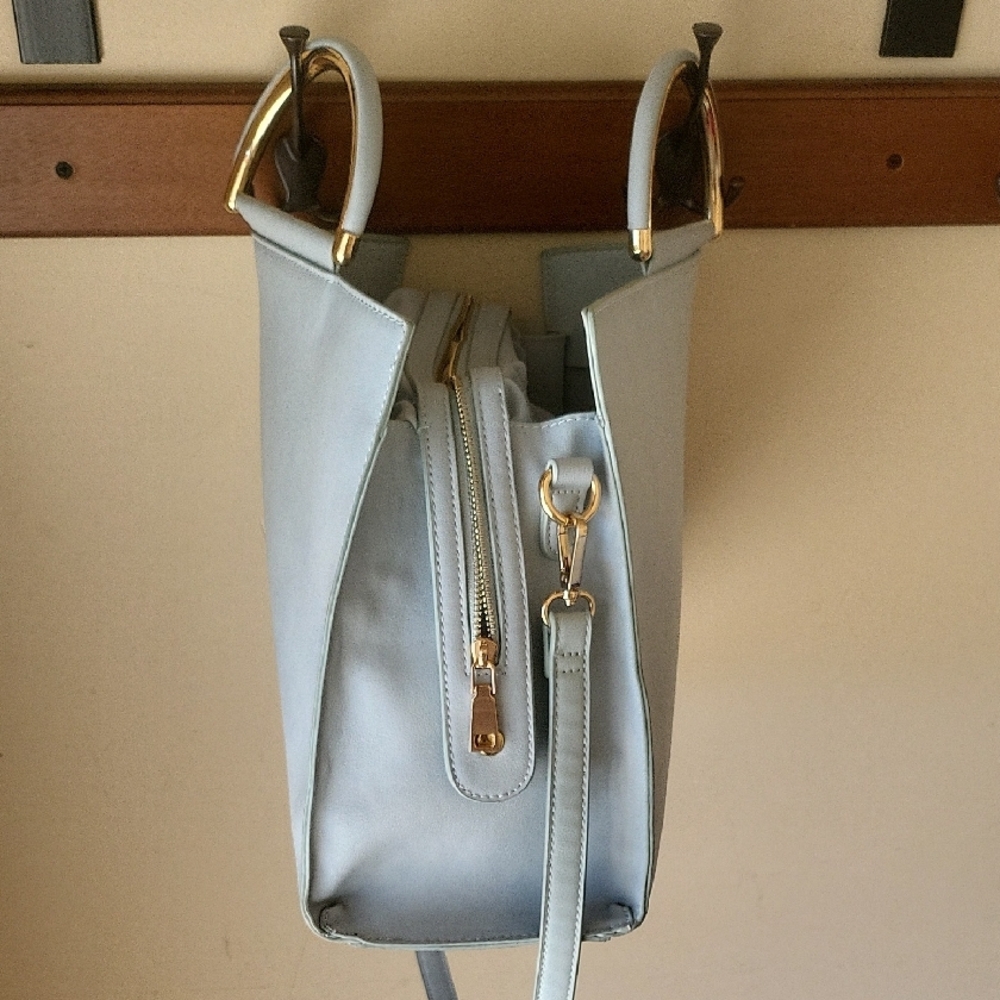 Moda Luxe Powder Blue Shoulder Bag with Gold Accents & Modern Elegance - Picture 3 of 10